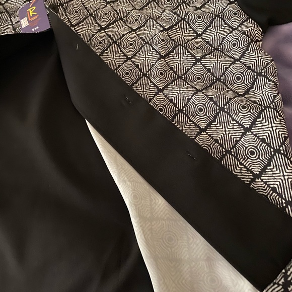 Uniquely designed button up dress shirt - Picture 4 of 9